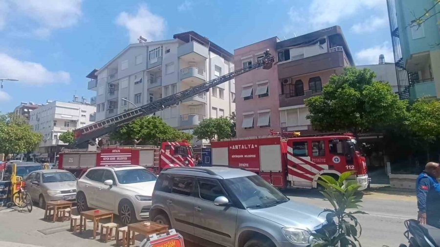 Turistler Pazar Alışverişini Bırakıp Yangın Görüntüleme Yarışına Girdi