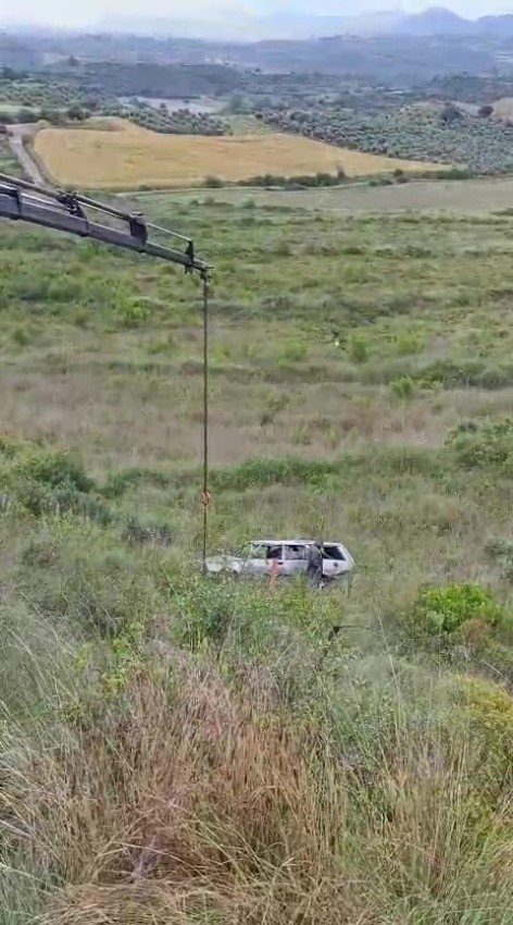 Manavgat’ta 40 Metrelik Şarampole Uçan Araçtaki 2 Kişi Yaralandı
