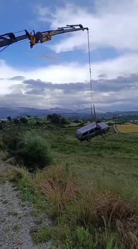 Manavgat’ta 40 Metrelik Şarampole Uçan Araçtaki 2 Kişi Yaralandı