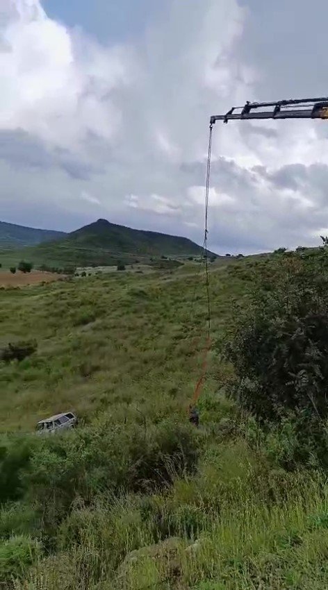Manavgat’ta 40 Metrelik Şarampole Uçan Araçtaki 2 Kişi Yaralandı