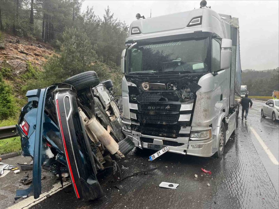 Maliyeciler Kaza Yaptı: 1 Ölü, 5 Yaralı