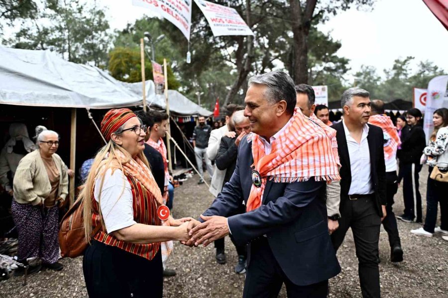 Başkan Uysal, Yörüklerle Bir Araya Geldi Tuluk Başına Geçip Keşkek Dövdü