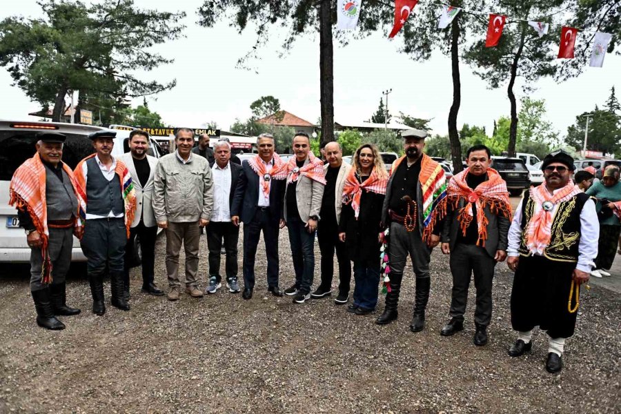 Başkan Uysal, Yörüklerle Bir Araya Geldi Tuluk Başına Geçip Keşkek Dövdü