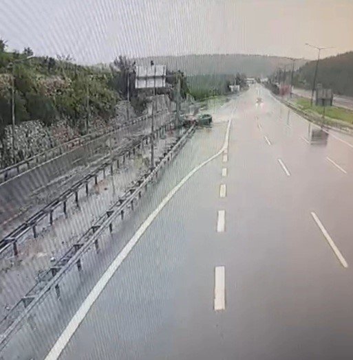 Otomobil Bariyerlere Ve Araca Çarptı