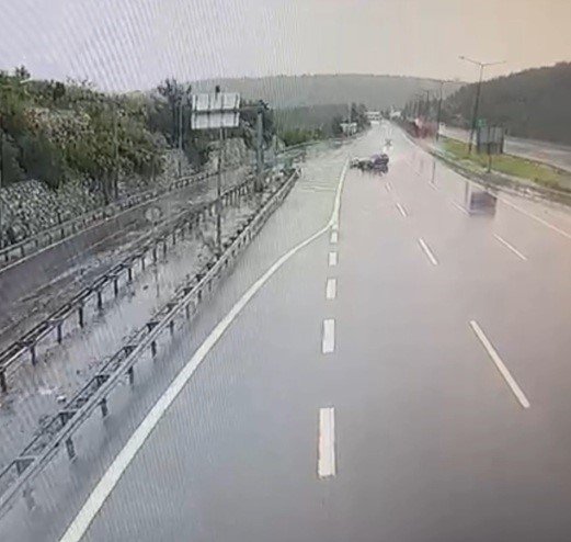 Otomobil Bariyerlere Ve Araca Çarptı