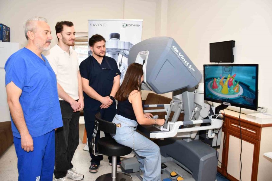 Alanya’da Robotik Cerrahi Alanında Simülasyon Eğitimi Verildi