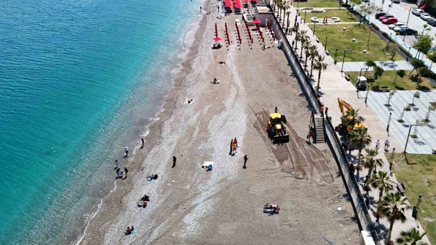 Konyaaltı Sahili’nde Sezon Öncesi Hazırlıklar Başladı