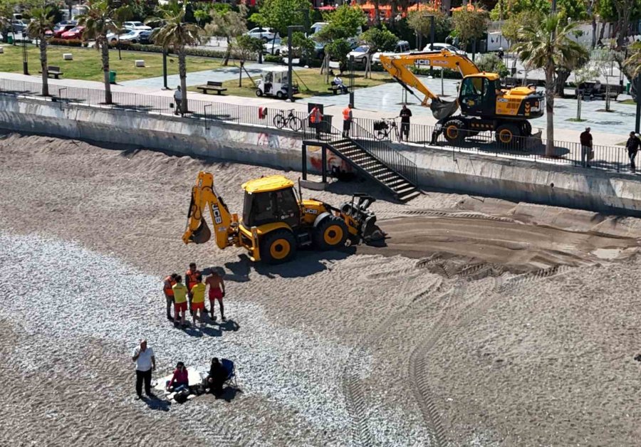 Konyaaltı Sahili’nde Sezon Öncesi Hazırlıklar Başladı