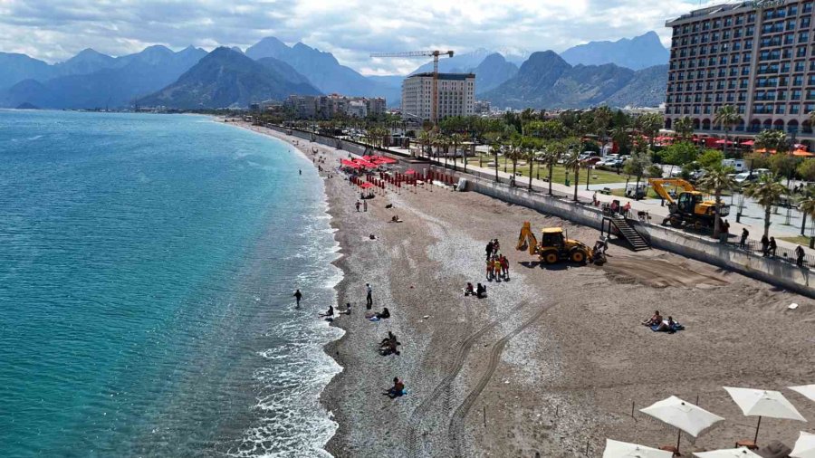 Konyaaltı Sahili’nde Sezon Öncesi Hazırlıklar Başladı