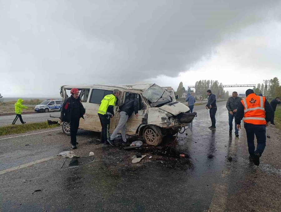 Beyşehir’de Devrilen Minibüsün Sürücüsü Yaralandı