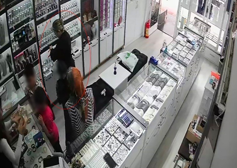 Birini Satın Aldı, Diğerini Çaldı: O Anlar Kamerada