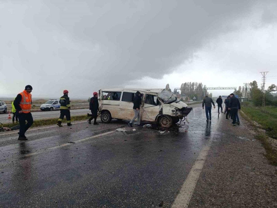 Beyşehir’de Devrilen Minibüsün Sürücüsü Yaralandı