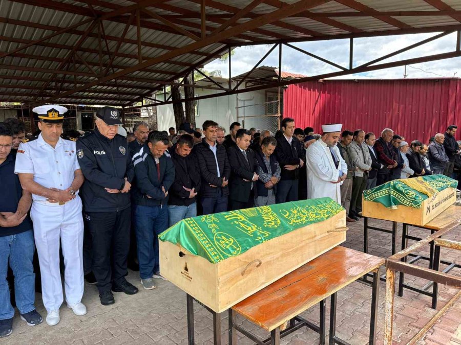 Mersin’de Ölen 2 Kardeşin Cenazesi Gözyaşları Arasında Defnedildi