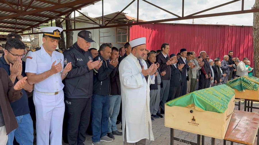 Mersin’de Ölen 2 Kardeşin Cenazesi Gözyaşları Arasında Defnedildi