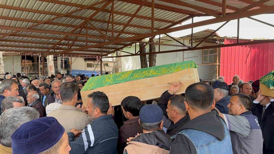 Mersin’de Ölen 2 Kardeşin Cenazesi Gözyaşları Arasında Defnedildi