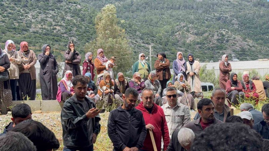 Mersin’de Ölen 2 Kardeşin Cenazesi Gözyaşları Arasında Defnedildi
