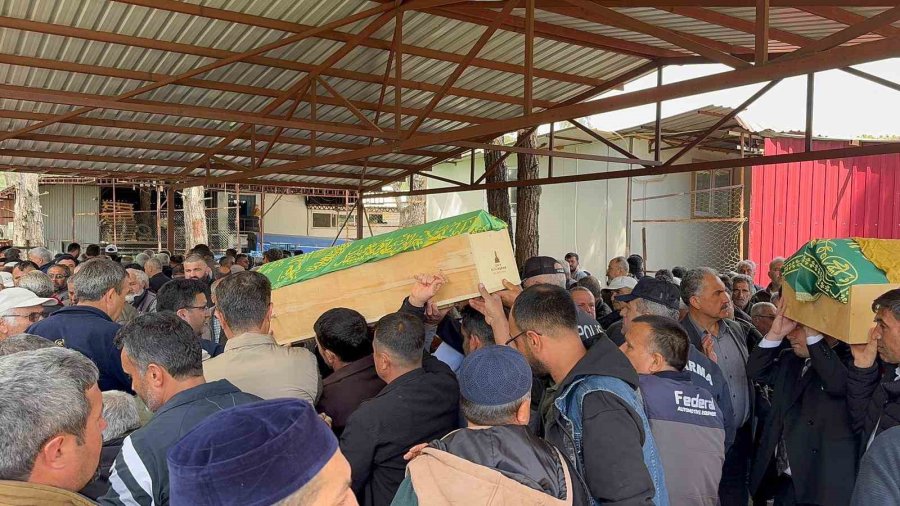Mersin’de Ölen 2 Kardeşin Cenazesi Gözyaşları Arasında Defnedildi