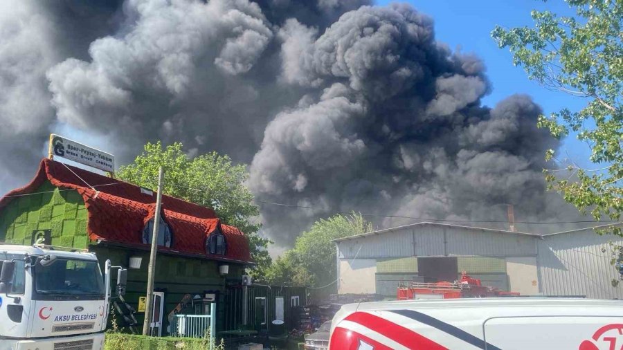 Antalya’da Depo Yangını