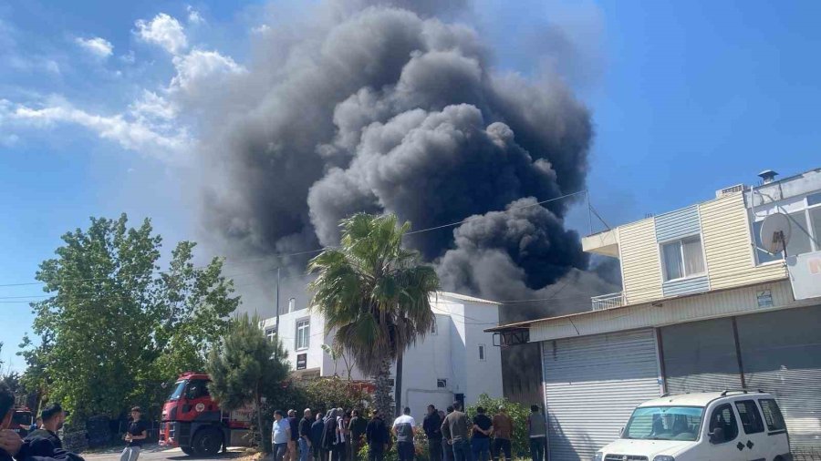Antalya’da Depo Yangını