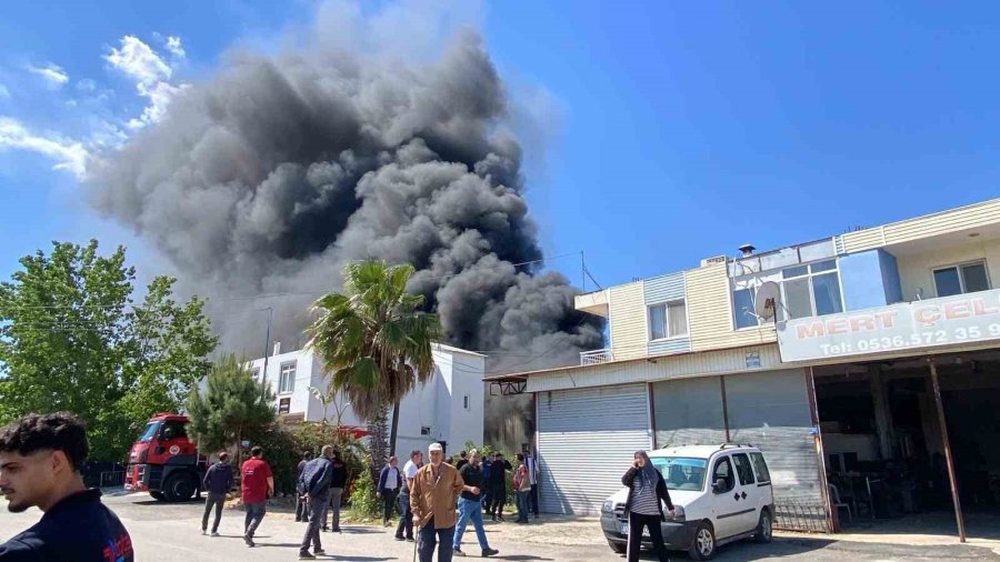 Antalya’da Depo Yangını