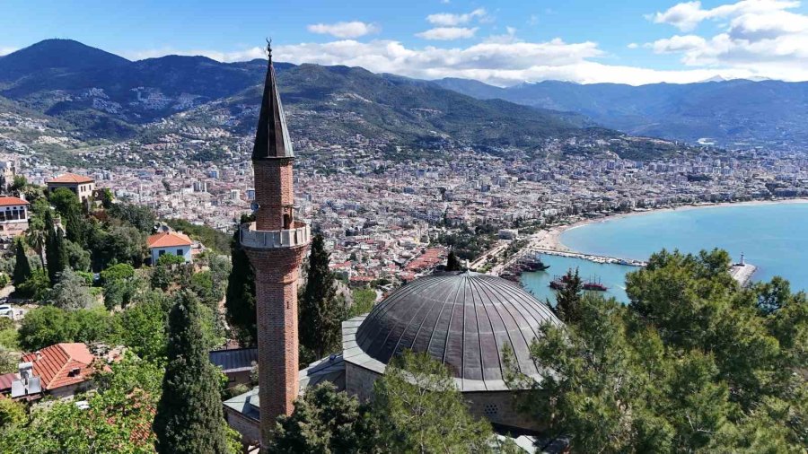 Alanya Kalesi’ndeki 800 Yıllık Miras Turist Akınına Uğruyor