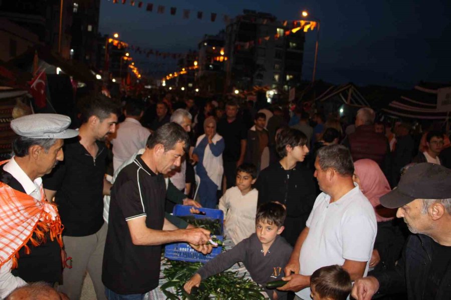 Çocukluğunda Yediği Salatalığı Unutamayan Muhtar 1 Ton Salatalık Dağıttı