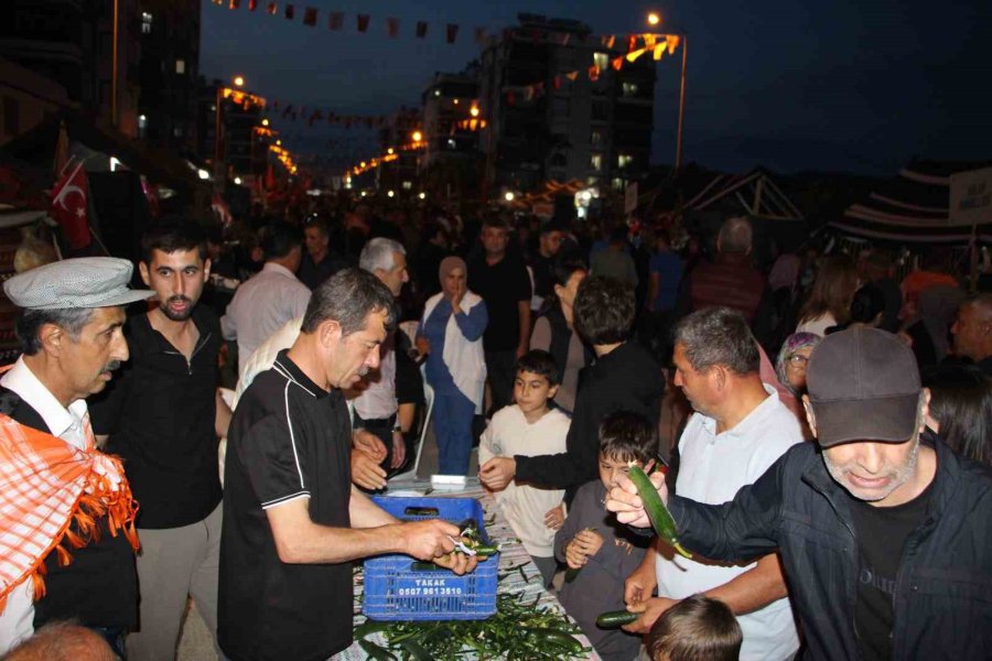Çocukluğunda Yediği Salatalığı Unutamayan Muhtar 1 Ton Salatalık Dağıttı