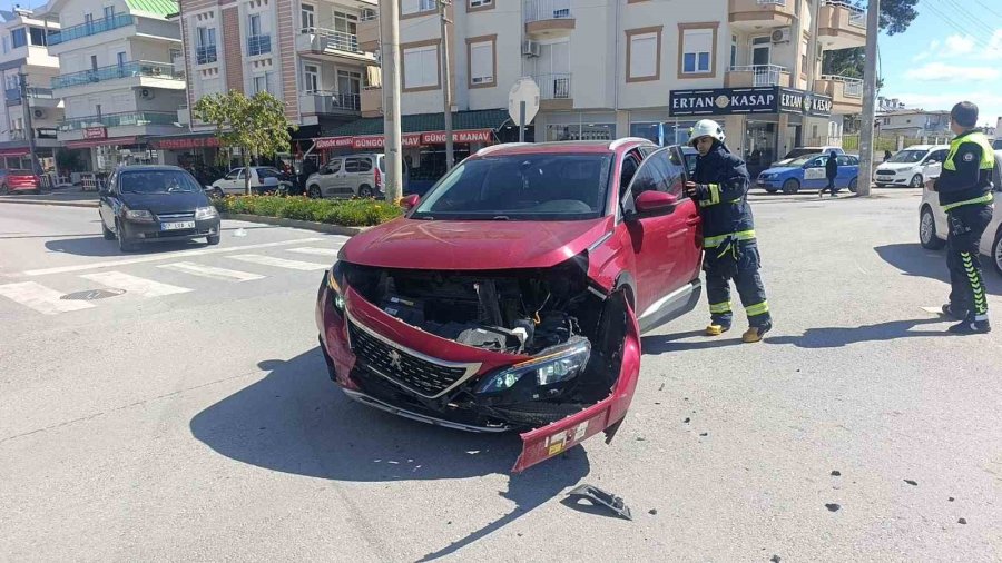 Dur Levhasına İhlali Kazayla Sonuçlandı: 1 Yaralı