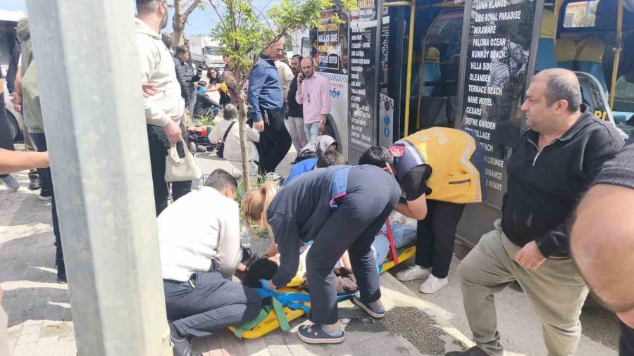 Antalya’da Minibüs Park Halindeki Araca Çarptı: 4 Yaralı