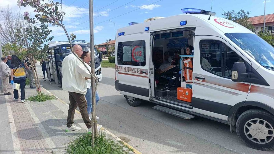 Antalya’da Minibüs Park Halindeki Araca Çarptı: 4 Yaralı