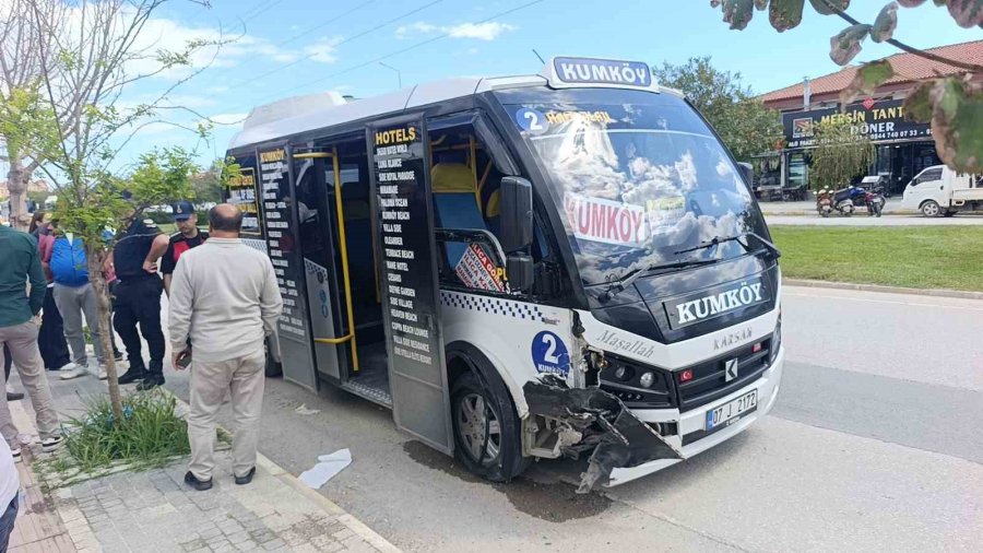 Antalya’da Minibüs Park Halindeki Araca Çarptı: 4 Yaralı
