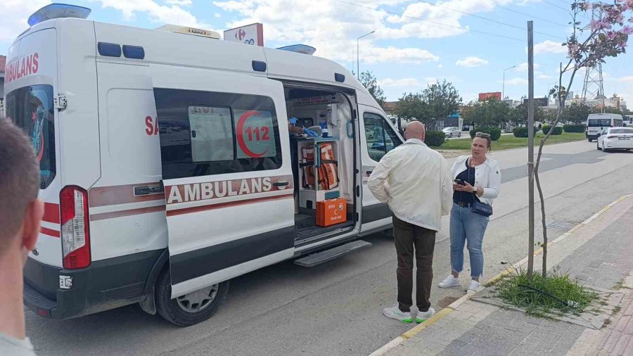 Antalya’da Minibüs Park Halindeki Araca Çarptı: 4 Yaralı
