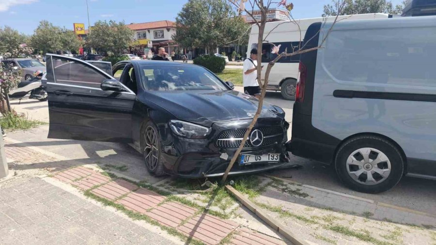 Antalya’da Minibüs Park Halindeki Araca Çarptı: 4 Yaralı