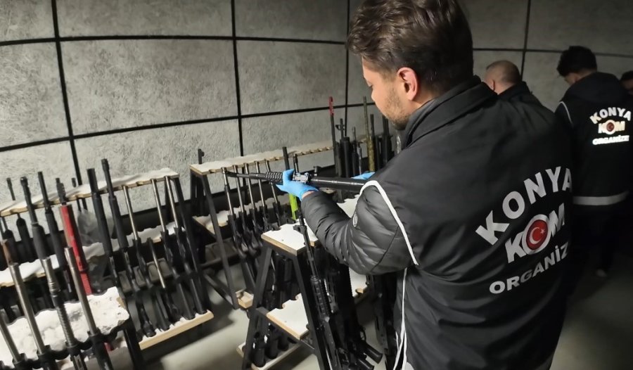 Konya’da Çok Sayıda Yerli Üretim Makineli Tüfek Ve Tabanca Ele Geçirildi, 11 Kişi Gözaltına Alındı
