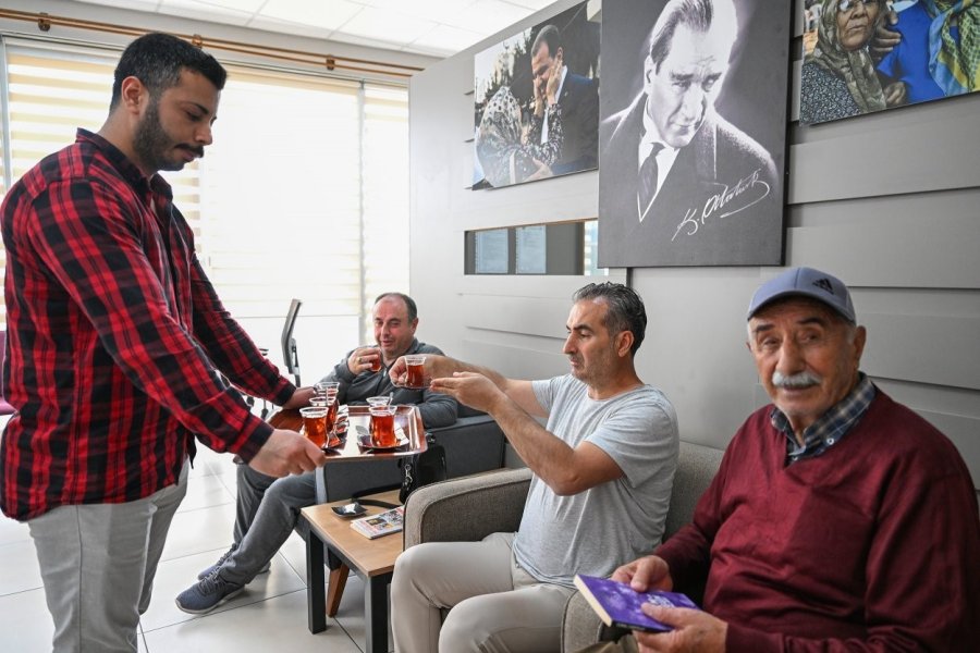 Mersin’de Emekliler Dolu Dolu Günler Geçiriyor