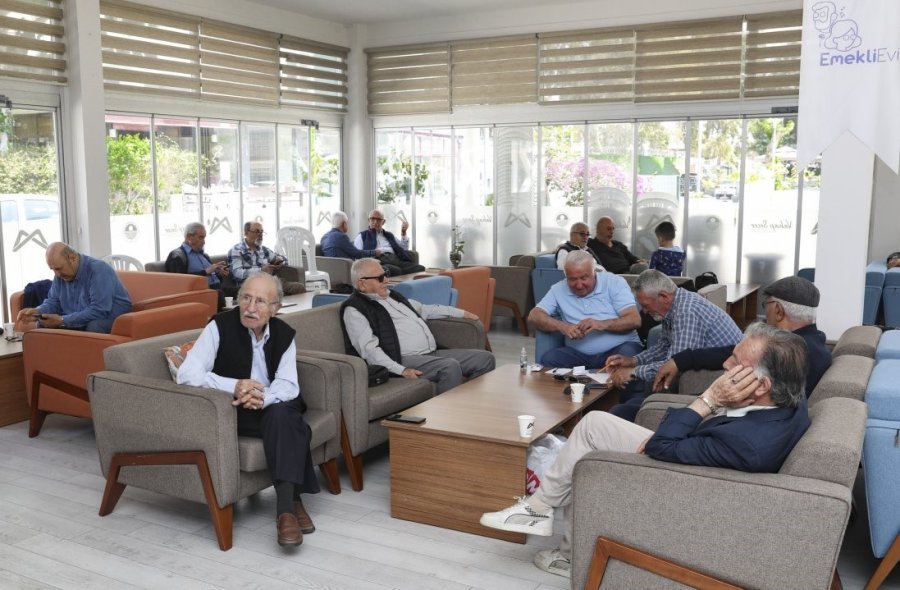 Mersin’de Emekliler Dolu Dolu Günler Geçiriyor