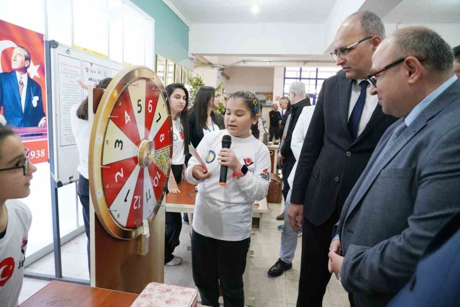 Öğrenciler Geri Dönüşüm Defilesiyle Çevre Bilincine Dikkat Çekti