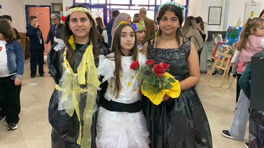 Öğrenciler Geri Dönüşüm Defilesiyle Çevre Bilincine Dikkat Çekti