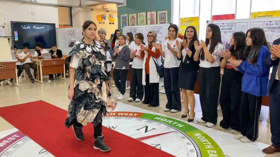 Öğrenciler Geri Dönüşüm Defilesiyle Çevre Bilincine Dikkat Çekti