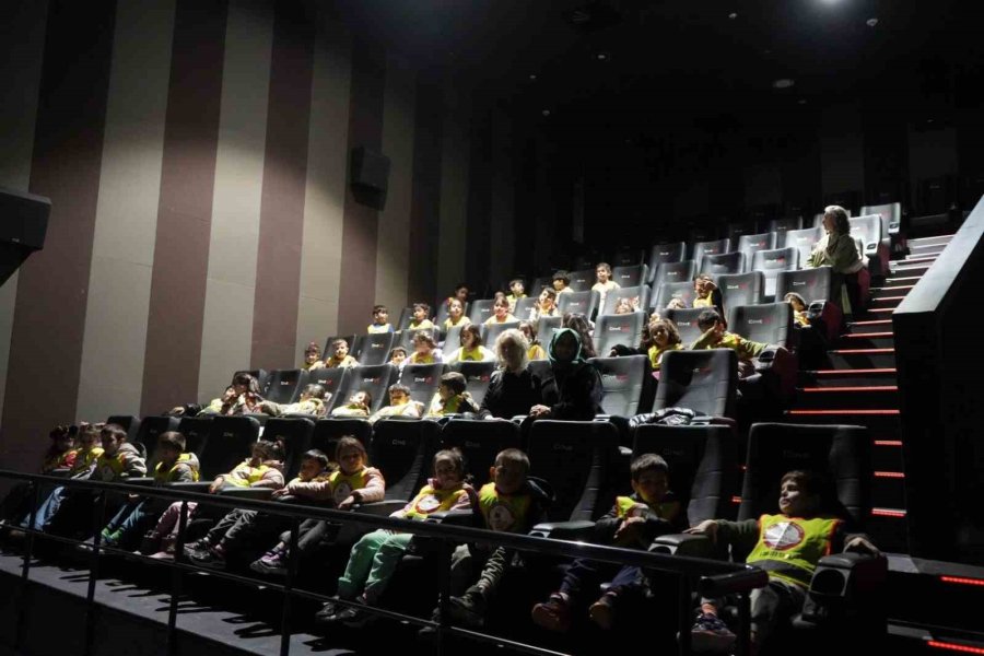 23 Nisan Yıldızlarına Sinema Sürprizi
