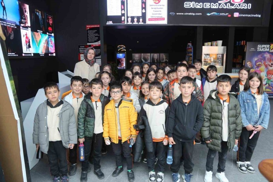 23 Nisan Yıldızlarına Sinema Sürprizi