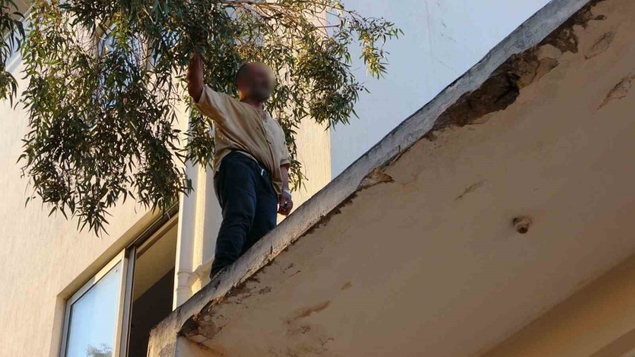 Çatıya Çıkıp Üzerine Benzin Döktü Gazeteci Oyaladı Polis Yakaladı