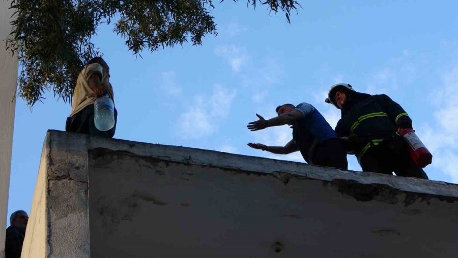 Çatıya Çıkıp Üzerine Benzin Döktü Gazeteci Oyaladı Polis Yakaladı