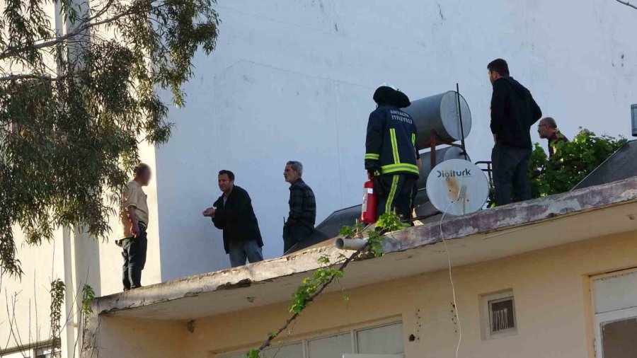 Çatıya Çıkıp Üzerine Benzin Döktü Gazeteci Oyaladı Polis Yakaladı