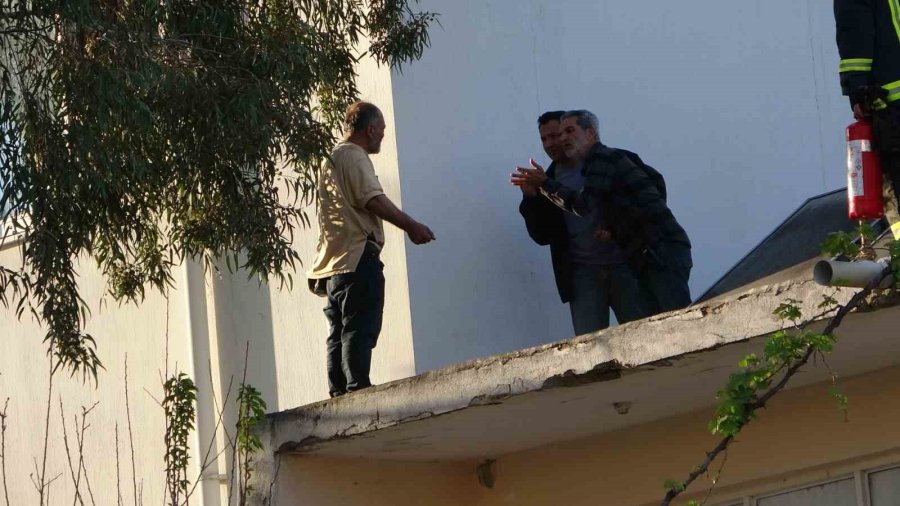 Çatıya Çıkıp Üzerine Benzin Döktü Gazeteci Oyaladı Polis Yakaladı
