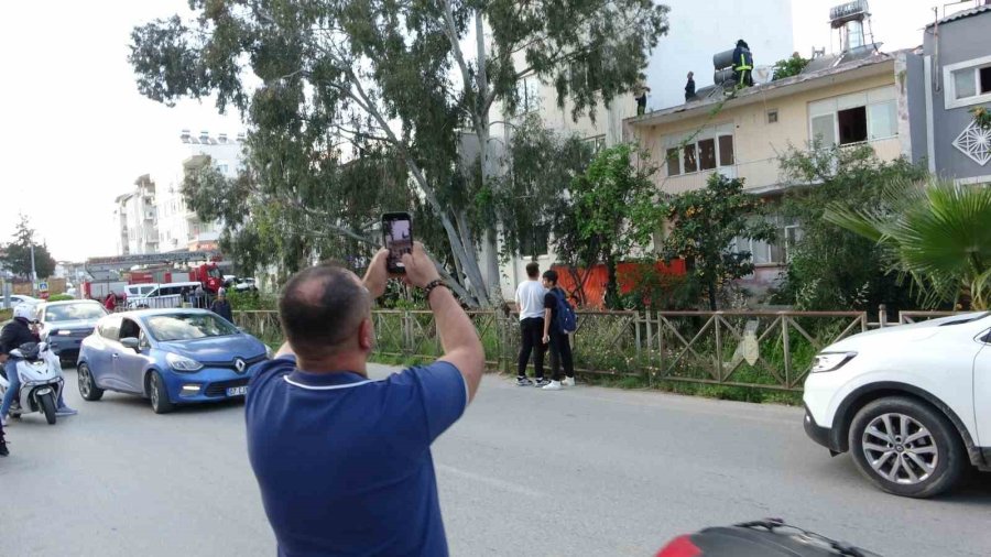 Çatıya Çıkıp Üzerine Benzin Döktü Gazeteci Oyaladı Polis Yakaladı