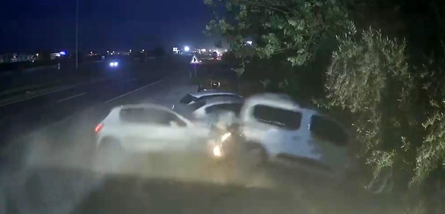 Antalya’da Kontrolden Çıkan Otomobil Park Halindeki Araçları Hurdaya Çevirdi: 4 Yaralı