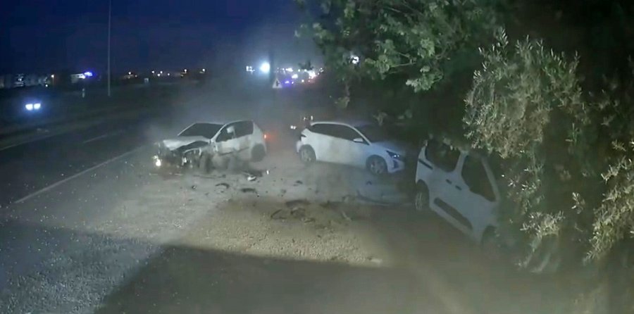 Antalya’da Kontrolden Çıkan Otomobil Park Halindeki Araçları Hurdaya Çevirdi: 4 Yaralı