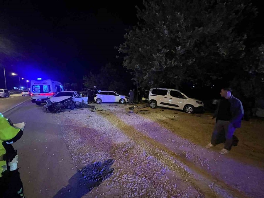 Antalya’da Kontrolden Çıkan Otomobil Park Halindeki Araçları Hurdaya Çevirdi: 4 Yaralı