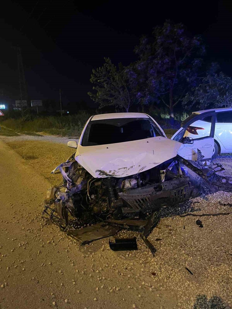Antalya’da Kontrolden Çıkan Otomobil Park Halindeki Araçları Hurdaya Çevirdi: 4 Yaralı